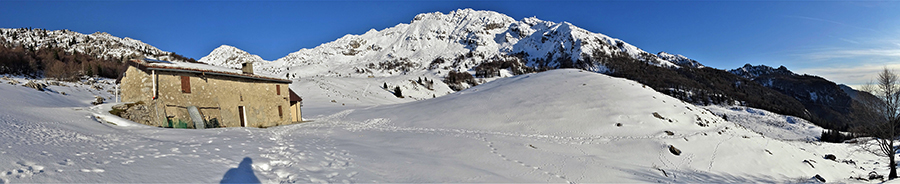 Alla Baita Sura (1568 m) con vista in Cima Croce a sx e Cima Alben a dx 